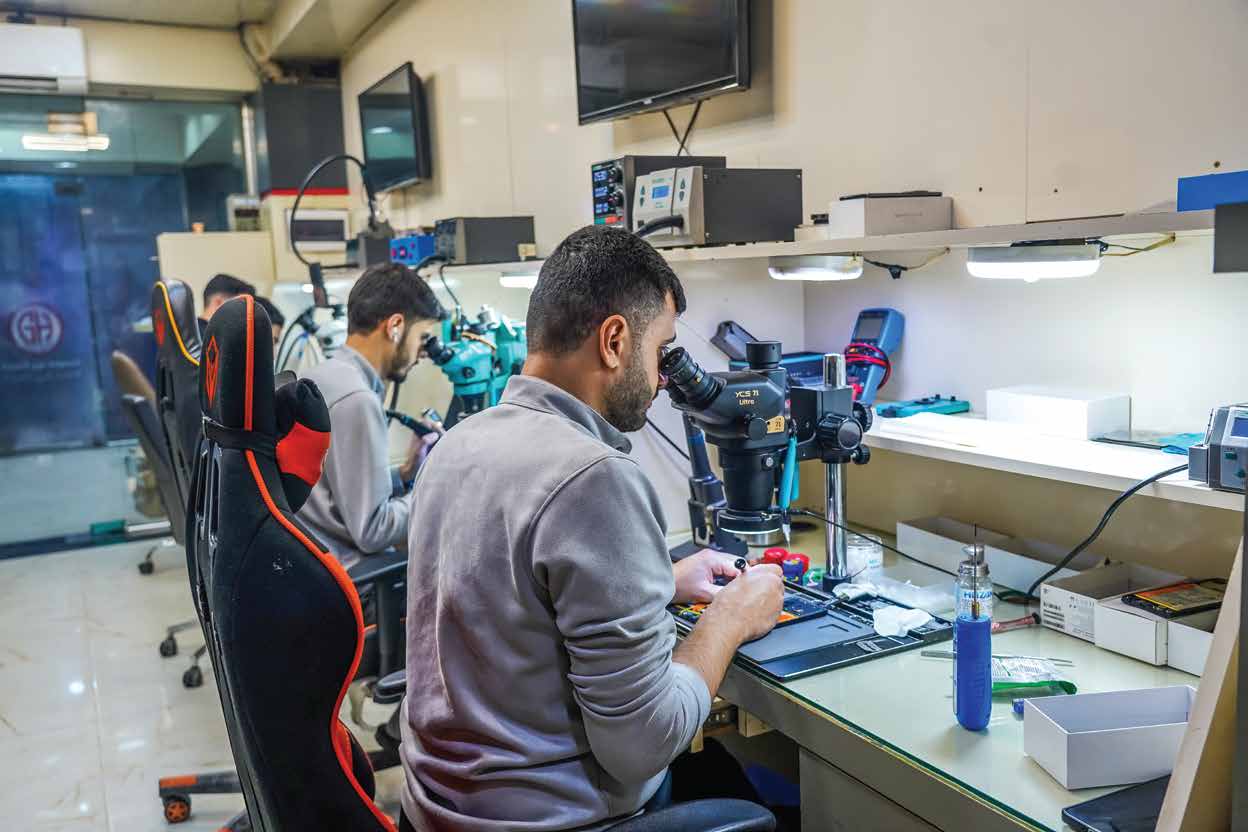 صورة الفني تحت المجهر — قسم الصيانة